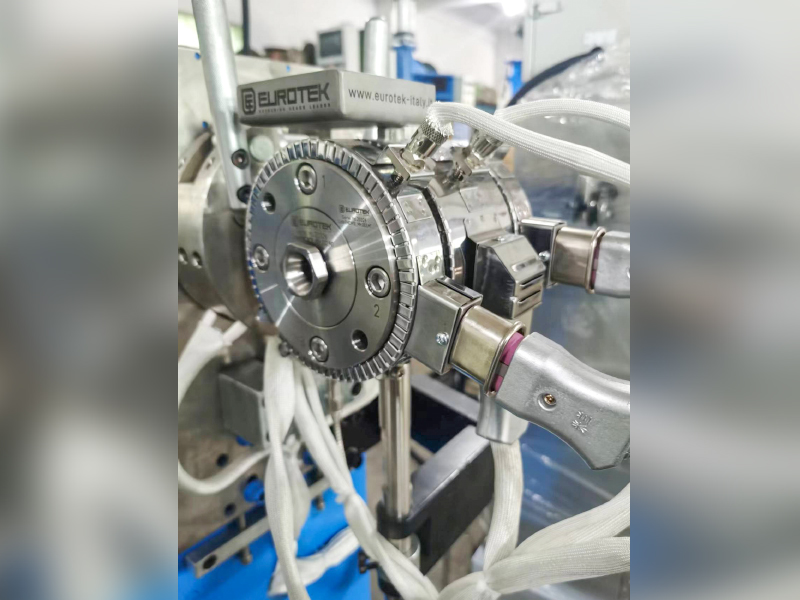 Extrusiekruiskop: typen, ontwerp, materiaalstroom en impact op kabelkwaliteit